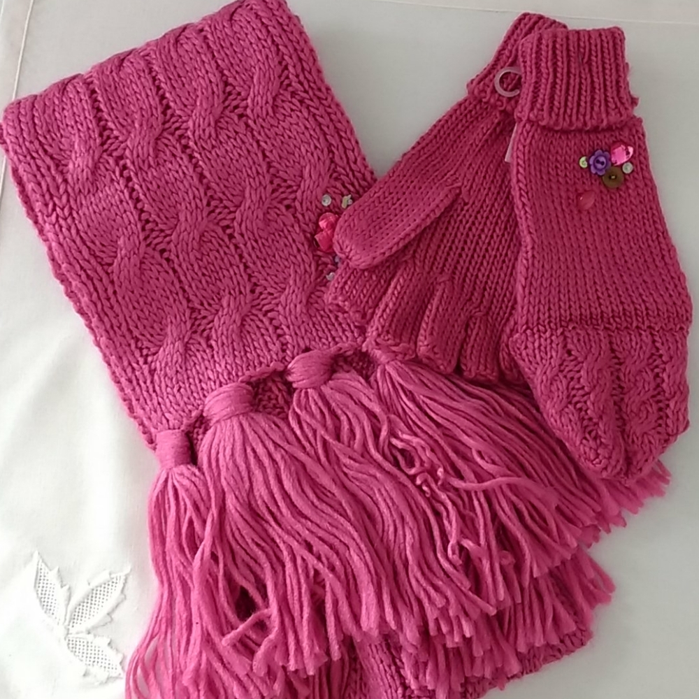 Cable knit scarf/mitten set & extra pair of mitts